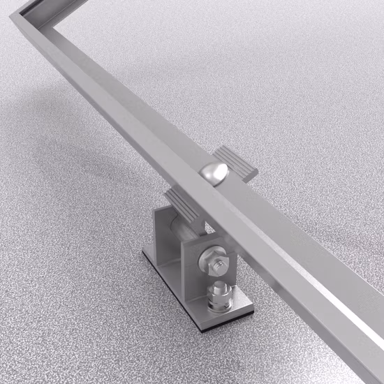 Gambe anteriori e posteriori regolabili specifiche per grandi progetti fotovoltaici.  L'acciaio a forma di U per il supporto del pannello solare resiste alla corrosione